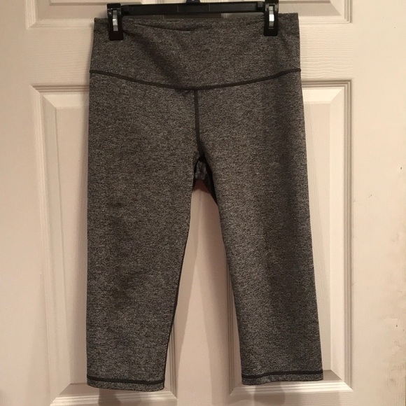 Victoria’s Secret VSX Sport Knockout brand size M crop length leggings - Picture 1 of 4